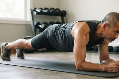 Plank 30 ngày: Giữ lâu hay tăng độ khó để tăng cơ lõi?