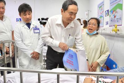 Chủ tịch Quốc hội Trần Thanh Mẫn thăm, tặng quà Trung thu cho bệnh nhi TPHCM