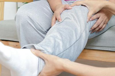 3 năm sợ phẫu thuật, người phụ nữ nhập viện với biến chứng nặng, yếu liệt chân