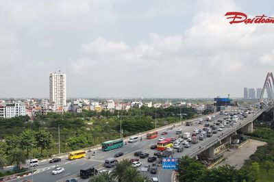 Dòng xe 'thận trọng' giữ khoảng cách khi qua cầu Nhật Tân