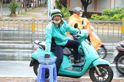 Rổ áo mưa 'ai cần cứ lấy' ấm lòng giữa mùa mưa TP.HCM