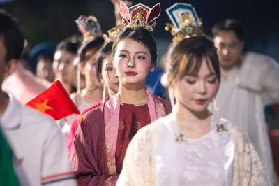 Cổ phục, đèn Trung thu rực rỡ giữa phố đi bộ Hồ Gươm