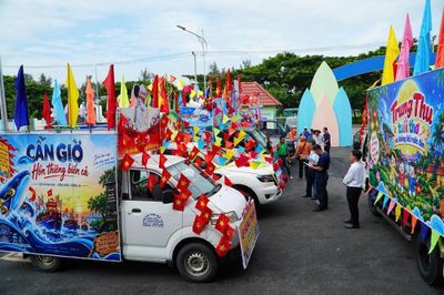 Rực rỡ xe hoa, sôi động các hoạt động tại Lễ hội Nghinh Ông TP.HCM