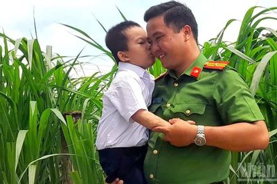 Đồng Tháp: Người Công an xã đỡ đầu nhiều em học sinh đặc biệt khó khăn