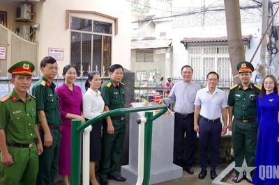 Sư đoàn 309 (Quân khu 7) giáo dục truyền thống thông qua công tác dân vận