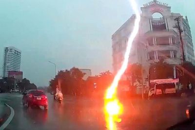 'Thiên Lôi' vung tầm sét trúng người đi đường