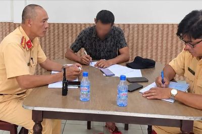 Xử phạt tài xế xe tải làm rơi vãi đất trên đường Cộng Hòa