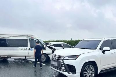 Tạm giữ tài xế Lexus chèn ép, dừng xe đột ngột trên đường cao tốc