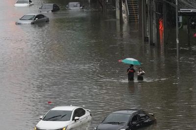 Mưa lũ ở thủ đô Bangkok, hàng trăm người phải sơ tán