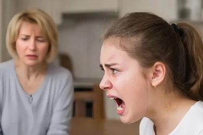 Vì sao trẻ thu mình, cáu gắt?
