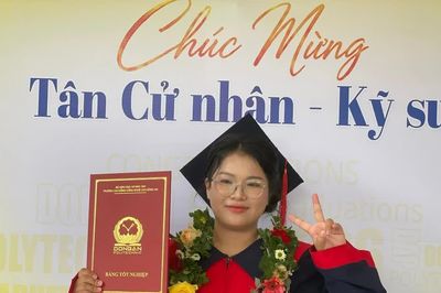 Nữ sinh tốt nghiệp xuất sắc nhờ gánh ve chai của mẹ
