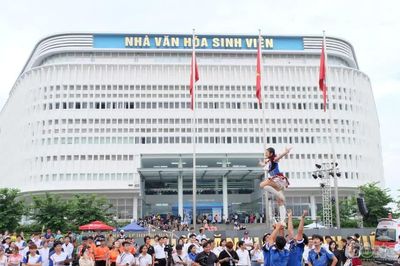 Vừa bước vào đại học, tân sinh viên TPHCM đã phải làm quen với AI, tài chính, việc làm