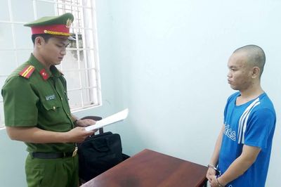 Khởi tố bị can, tạm giam đối tượng điều khiển mô tô tông CSGT
