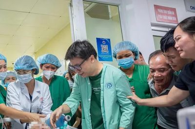 Phút cuối xúc động tiễn biệt nữ bác sĩ hiến tạng, cứu sống ba người