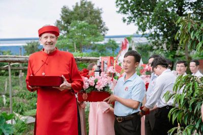 Chú rể 64 tuổi bay nửa vòng trái đất từ Mỹ về Đắk Lắk cưới vợ kém 21 tuổi