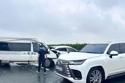 Tạm giữ hình sự tài xế Lexus có dấu hiệu gây rối trật tự công cộng trên cao tốc