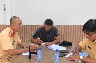 Xử phạt tài xế xe tải làm rơi vãi đất xuống đường Cộng Hòa