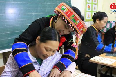Cô giáo đứng lớp 'xóa mù' cho đồng bào Dao ở Thái Nguyên