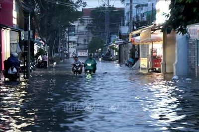 Mưa lớn kết hợp triều cường gây ngập sâu nhiều tuyến đường ở Vĩnh Long