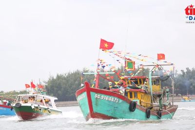 Hơn 100 tàu ghe cùng ngư dân Cần Giờ ra biển làm lễ Nghinh Ông