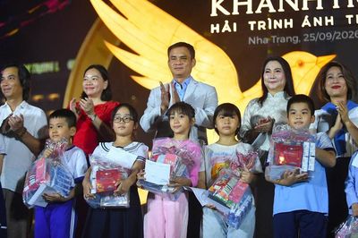 Du khách nước ngoài đội mưa vui Trung thu cùng trẻ em bên biển Nha Trang