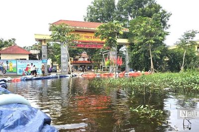Đắp bờ, bơm nước để đưa gần 2.000 học sinh trở lại trường sau lũ