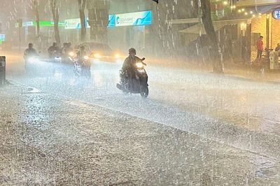 Mưa dông diện rộng ở miền Trung, Tây Nguyên và Nam Bộ, cảnh báo lốc sét