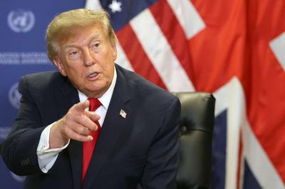 Trump tìm cách giữ lại hơn 800 triệu USD ngân sách đã được Quốc hội Mỹ phê duyệt