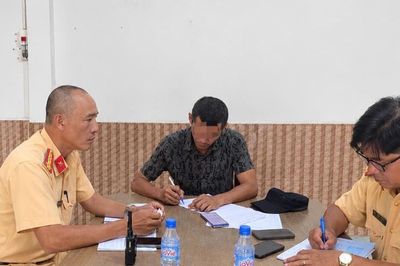 Phạt tài xế xe tải chở đất làm rơi vãi xuống đường