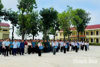Xã Tây Đô ra quân vệ sinh môi trường, khơi thông hệ thống tiêu thoát nước