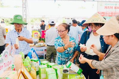Nữ giám đốc hợp tác xã 'đánh thức' tài nguyên bản địa