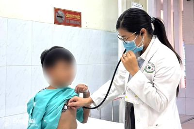 Cha mẹ đừng chủ quan khi trẻ sốt, ho kéo dài