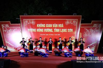 Sôi nổi chương trình giao lưu văn nghệ quần chúng tại Không gian văn hóa đường Hùng Vương