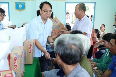 Phó Bí thư Thường trực Tỉnh ủy Lâm Đồng Đặng Hồng Sỹ kiểm tra, thăm hỏi người dân vùng ngập lụt Hàm Thắng