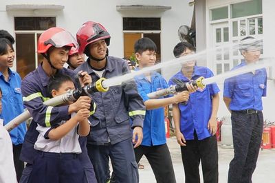 Học sinh Trường Tình thương phường Phan Thiết trải nghiệm kỹ năng phòng cháy, chữa cháy