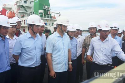 Bí thư Tỉnh ủy, Chủ tịch UBND tỉnh và các lãnh đạo tỉnh kiểm tra tiến độ thi công Khu bến cảng quốc tế Mỹ Thủy và các dự án trọng điểm