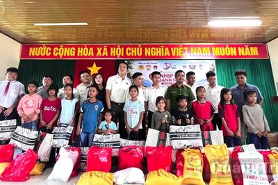 Trao tặng các công trình, phần quà tại xã A Dơi