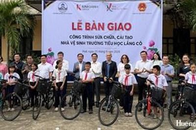 Hội đồng hương Huế tại TP. Hồ Chí Minh bàn giao công trình, thiết bị cho các trường học