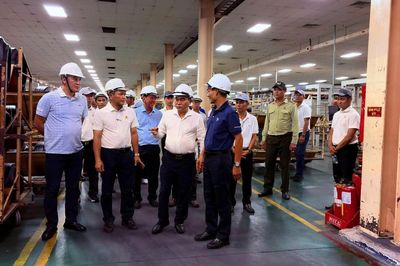 Tổng Giám đốc Casumina Phùng Quang Trung làm việc tại Xí nghiệp Lốp Radial
