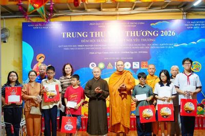 Tịnh xá Ngọc Chánh, tổ đình Vạn Thọ tổ chức trung thu, trao học bổng đến thiếu nhi khó khăn hiếu học