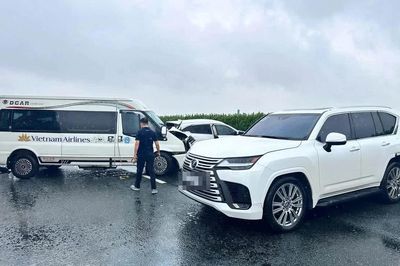 Tạm giữ hình sự tài xế ô tô Lexus dừng giữa cao tốc, khiến hai xe khác đâm dồn toa