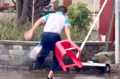 Nhiều trường học nghiêm cấm học sinh theo trend 'bá khí', tắm mưa