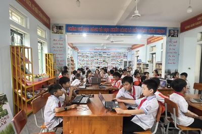 Học sinh Trường THCS Nguyễn Xí trải nghiệm lập trình cùng Trung tâm CodeLab