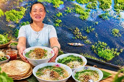 Tô bún 10.000 đồng ăm ắp thịt tôm cua ở tỉnh có 'điểm đến hấp dẫn nhất thế giới'