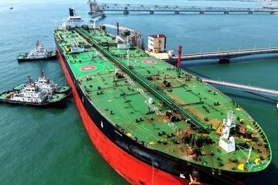 Cước tàu chở dầu qua Hormuz lập kỷ lục chưa từng có