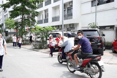 Ô tô 'bao vây' trường học, nhưng chưa đủ căn cứ xử phạt