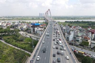 Tài xế cẩn trọng di chuyển, cầu Nhật Tân ùn ứ ngày cuối tuần