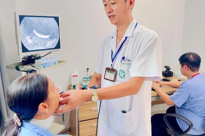 Người phụ nữ 58 tuổi nhập viện vì chủ quan với hóc xương cá, bác sĩ chỉ rõ sai lầm nhiều người mắc phải