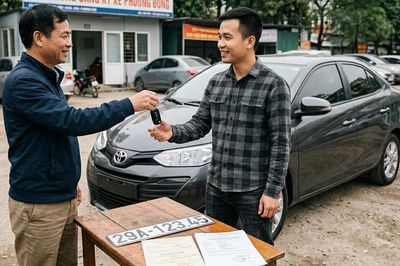 Bán xe có giao luôn giấy tờ và biển số cho người mua không?
