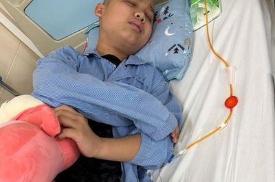 Cậu bé 11 tuổi mắc ung thư xương nhiều lần hỏi mẹ 'liệu con có chết không'